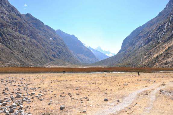 Subindo o vale no trekking Santa Cruz, na Cordillera Blanca, região de Huaraz, no Peru